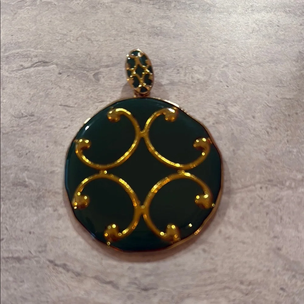Gold and Green Pendant Necklace with Ornate Design